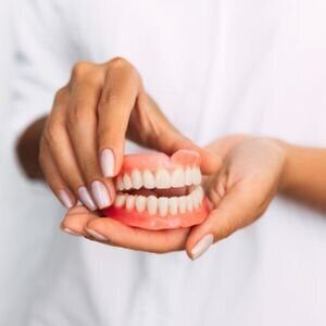 Какие зубные протезы самые лучшие и удобные